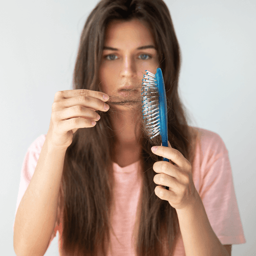 ¿Por Qué se me Cae el Pelo? Causas y Soluciones Efectivas para la Pérdida Capilar - Novalia Cosmetics